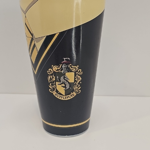 👠 Harry Potter Hogwarts “Hufflepuff” Glass Tumbler - Picture 3 of 7